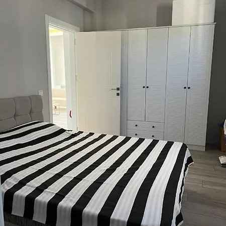 Scenic Flat With Shared Pool In